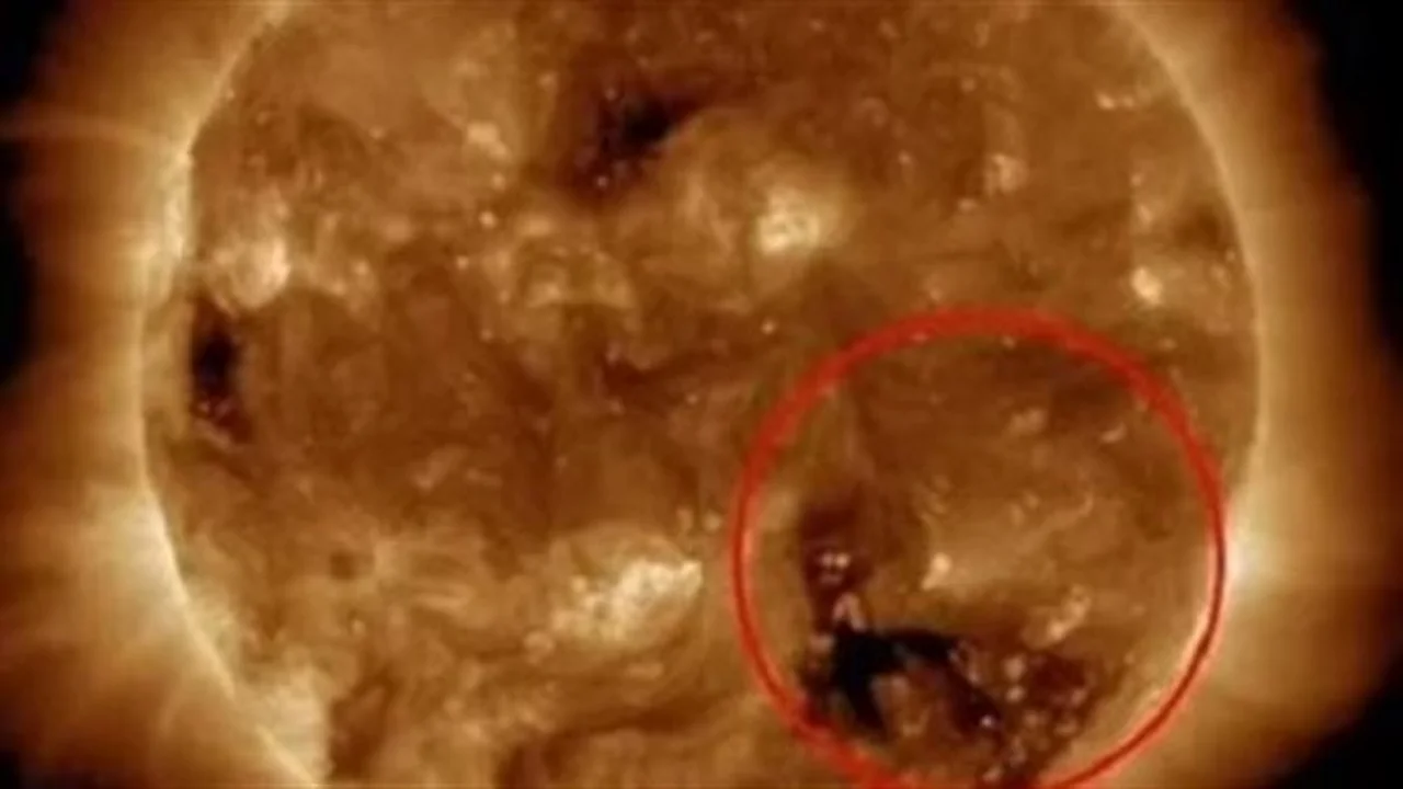 عاصفة شمسية مرتقبة.. علماء يحذرون من تأثير ثقب إكليلي جديد على الأرض قريباً